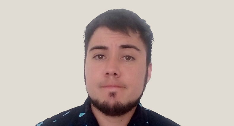 Caleb Zuñiga divertido