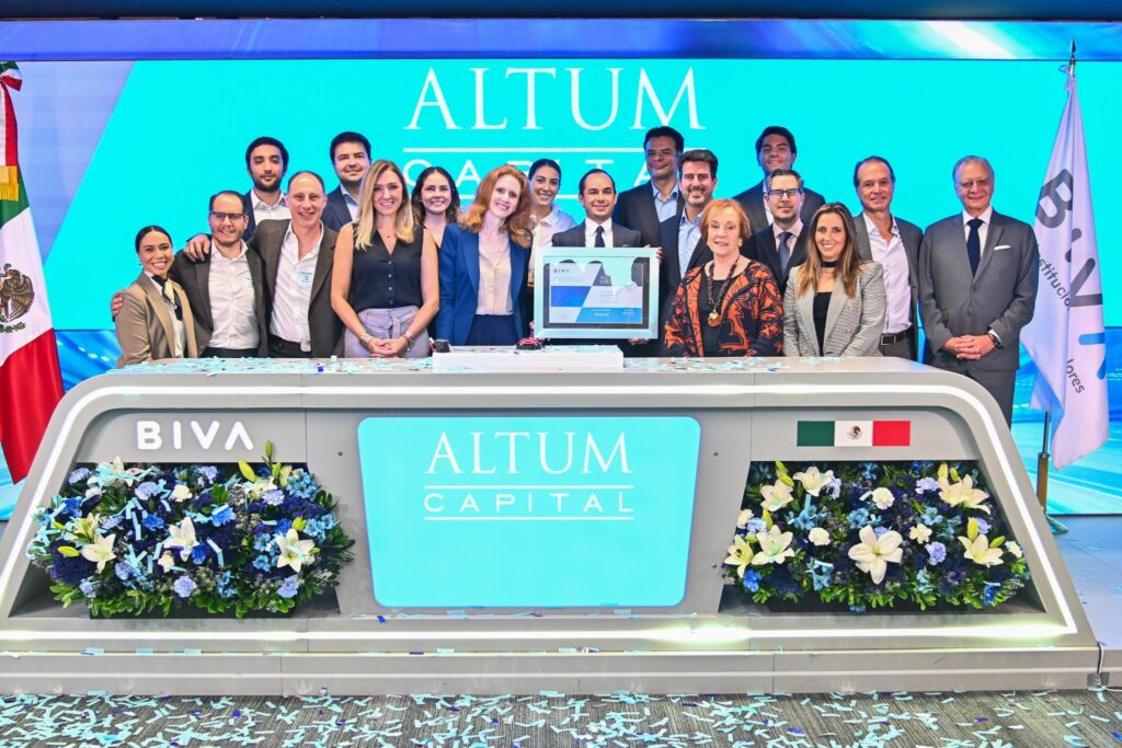 Equipo de Altum Capital en ceremonia en la Bolsa Institucional de Valores.